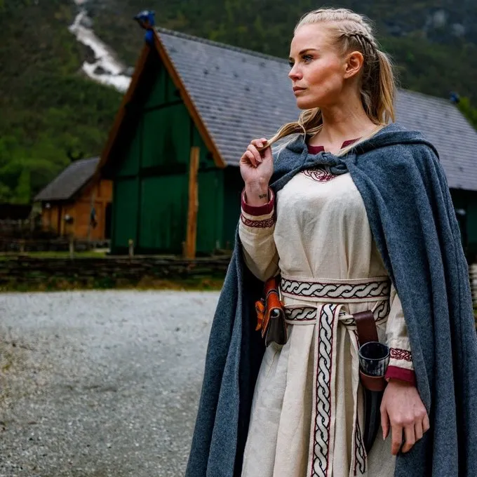 Leonardo Carbone Middelalderlig Kappe Karen Grå - Billede 2