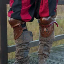 Epic Armoury Par Læder Poleyns, Brun-rød